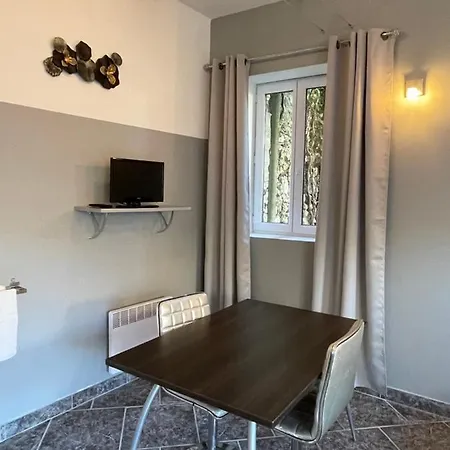 Velezia Studio Roujan